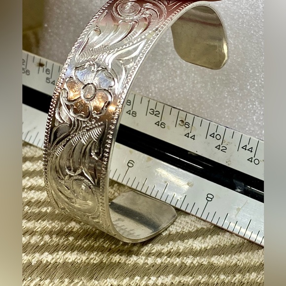 Hand engraved sterling silver cuff - Picture 2 of 8
